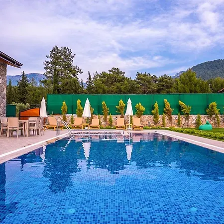 Sleeps 6 With Pool And Air Con * Keciler