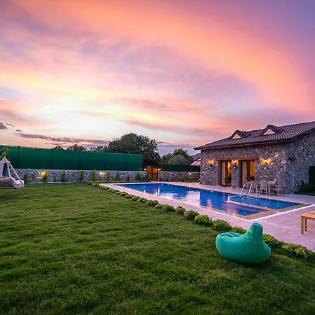 Sleeps 6 With Pool And Air Con *