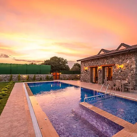 Sleeps 6 With Pool And Air Con