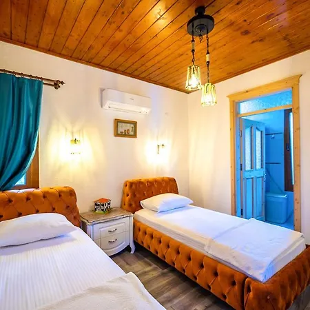 Sleeps 6 With Pool And Air Con