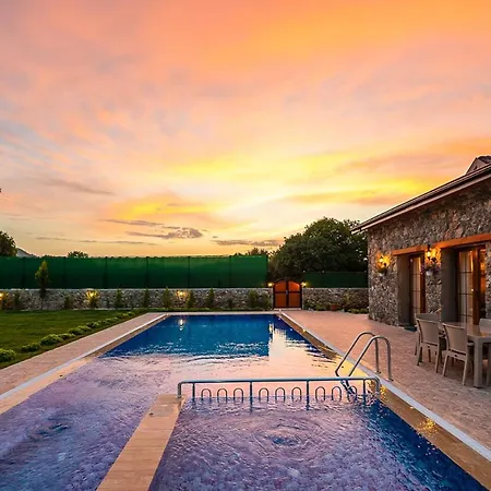 Sleeps 6 With Pool And Air Con *