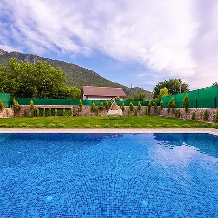 Βίλα Sleeps 6 With Pool And Air Con Keciler