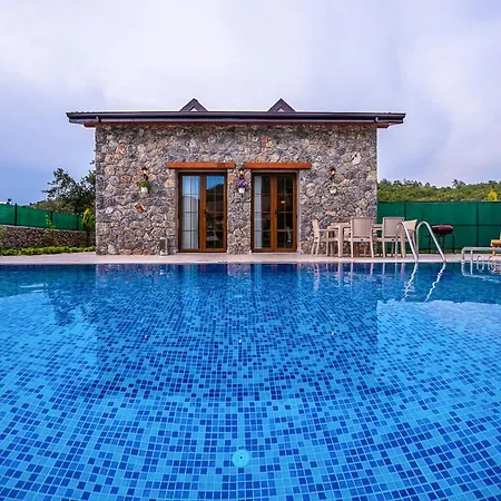 Sleeps 6 With Pool And Air Con Keciler