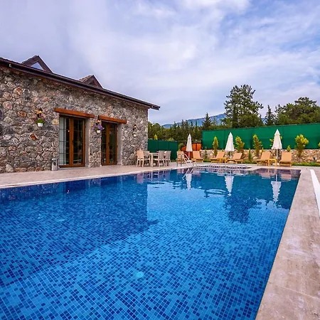 Sleeps 6 With Pool And Air Con