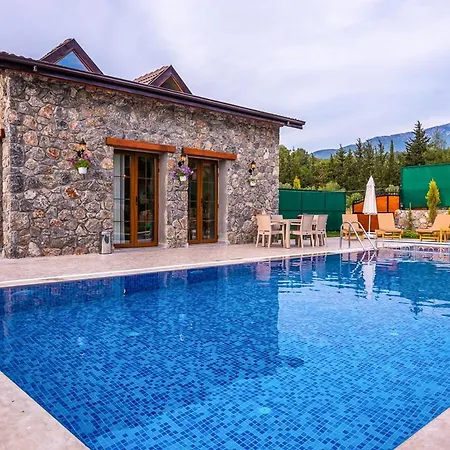 Sleeps 6 With Pool And Air Con
